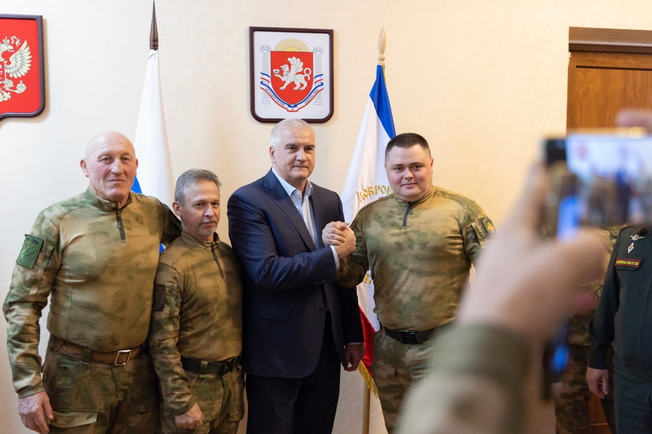 Аксёнов вручил удостоверения ветеранов боевых действий добровольцам отряда «Барс-Крым»