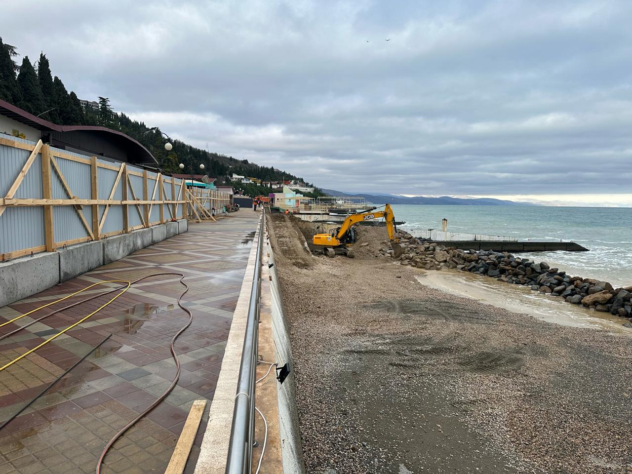 В Алуште увеличат количество рабочих, ремонтирующих берегоукрепительные сооружения