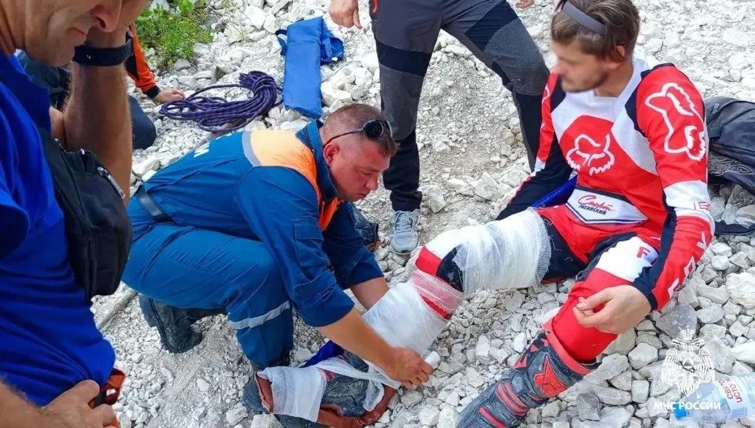 Мужчина сорвался на мотоцикле в горах Бахчисарайского района