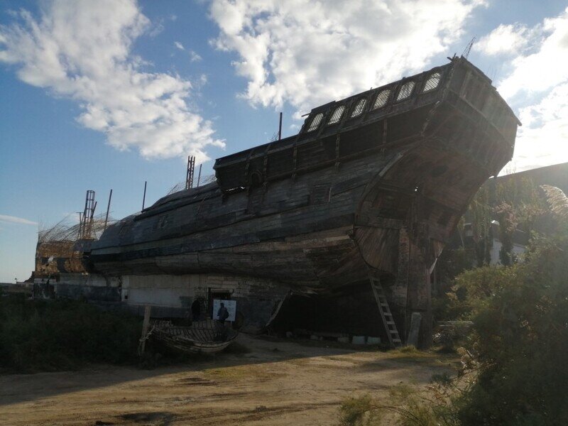 На пляже под Судаком снесут копию линкора «Повелитель морей»