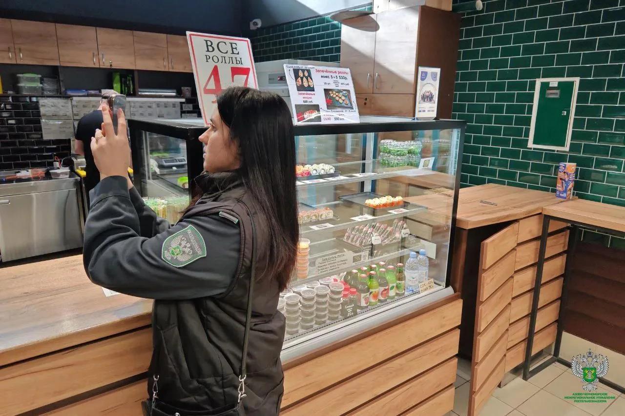 Курица, креветки и мед: в крымских кафе и магазинах нашли подозрительную продукцию