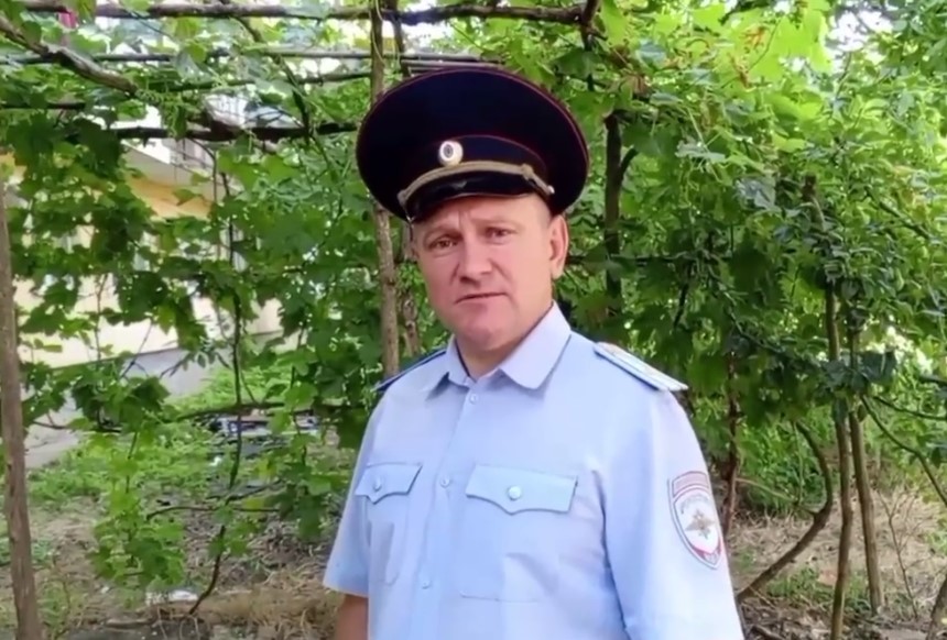 Крымский полицейский в отпуске вынес пенсионера из горящей квартиры