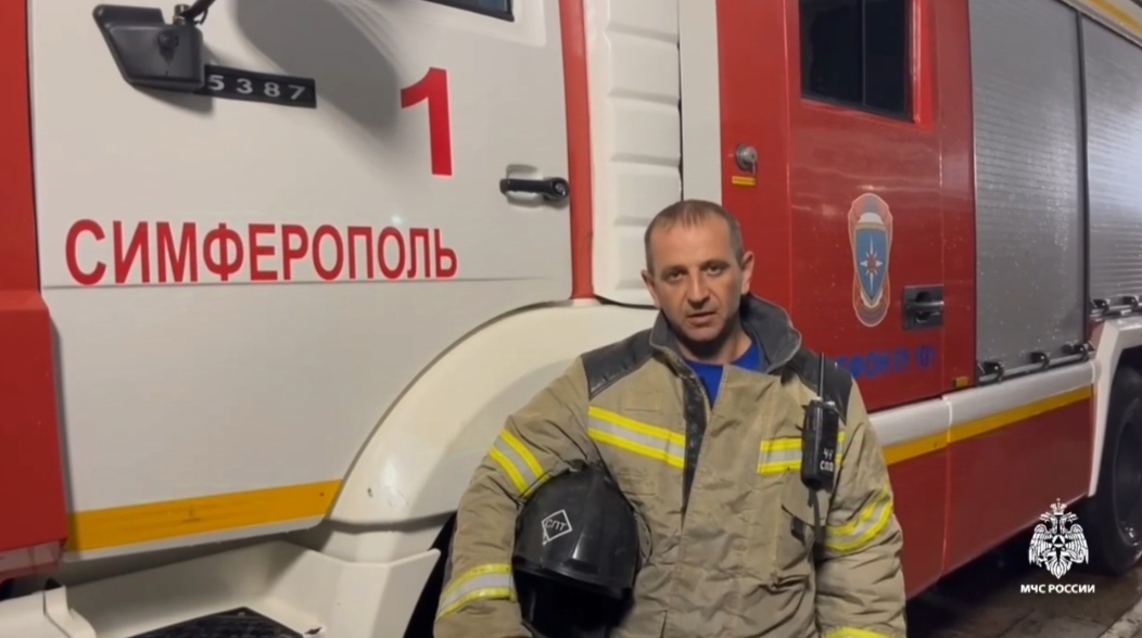 В Симферополе сотрудник МЧС России сел за руль горящего бензовоза