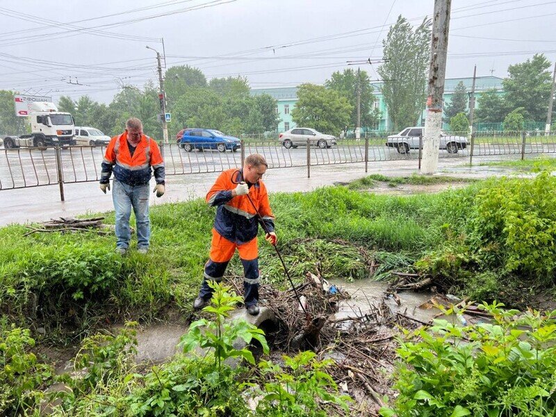 Аварийные бригады Симферополя чистят русла рек и ливневки 