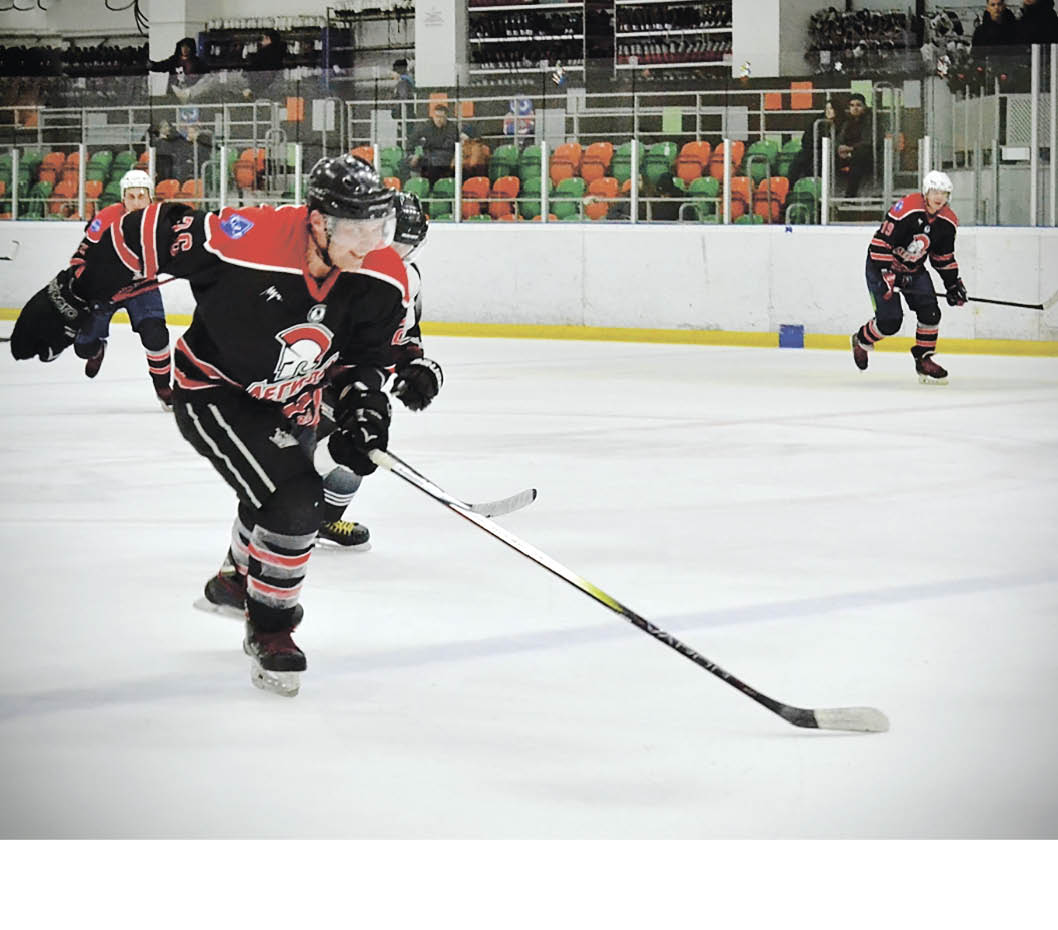 Итоги первого этапа: кто возглавил гонку в дивизионах крымской Ночной хоккейной лиги