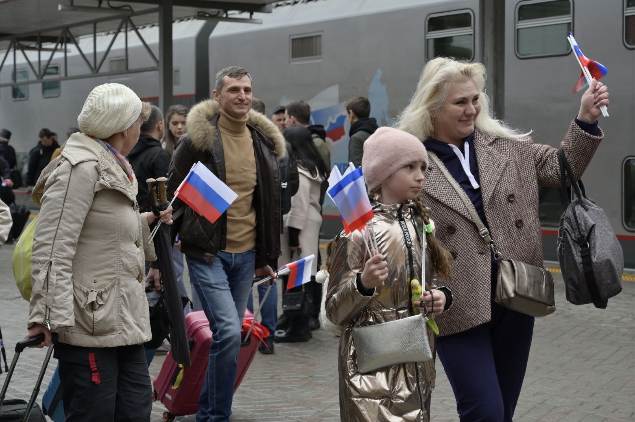 В Симферополе встретили брендированный поезд в честь 10-летия Крымской весны -фоторепортаж