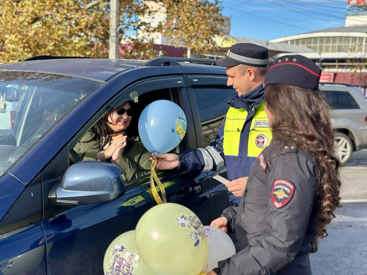 Сотрудники Госавтоинспекции Крыма поздравили женщин с предстоящим Днём матери