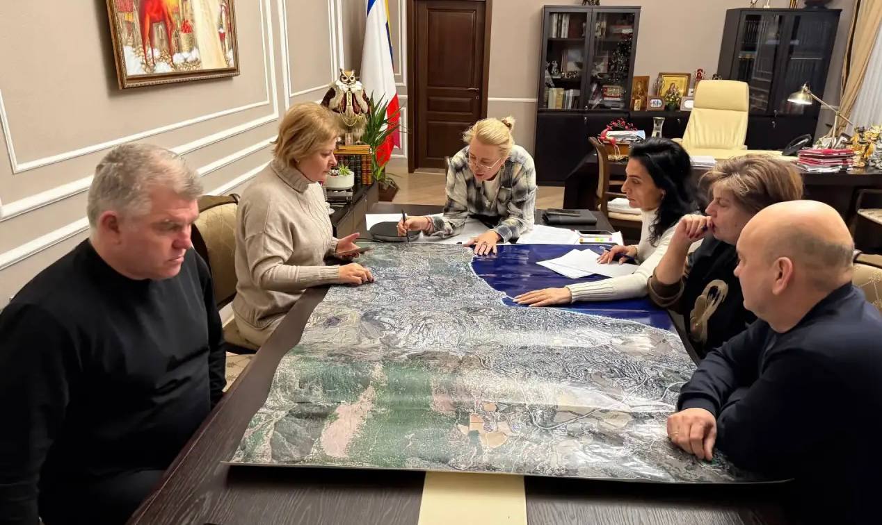 Проезд на Ай-Петри закрыт, водителей просят не выезжать в город: из-за обильного снегопада в Ялте создан оперштаб