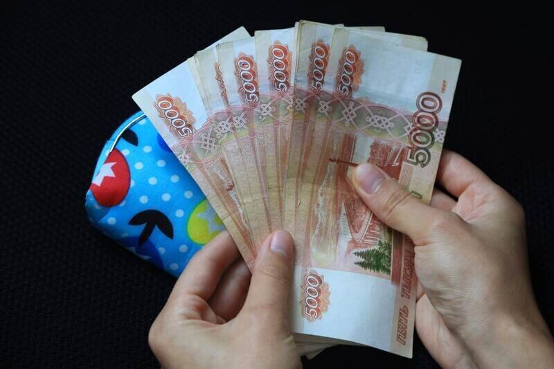 Большинство крымчан стараются иметь сбережения в размере одного-двух окладов 