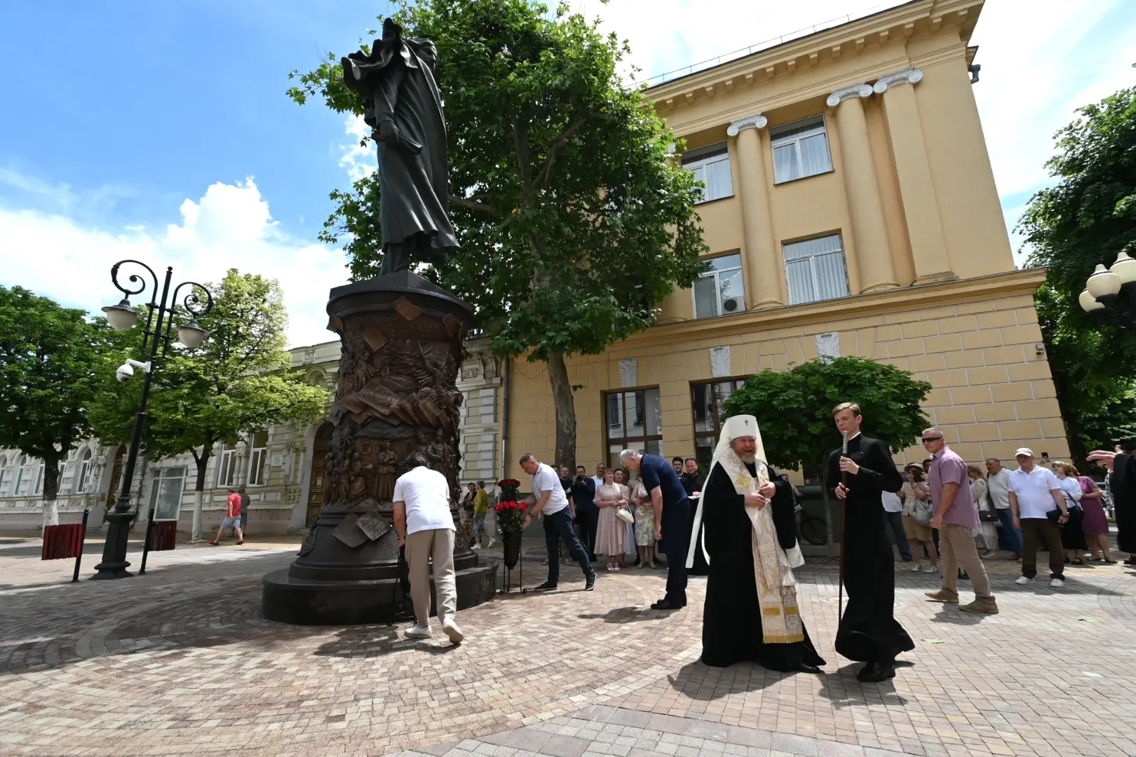 В центре Симферополя открыли памятник Николаю Васильевичу Гоголю
