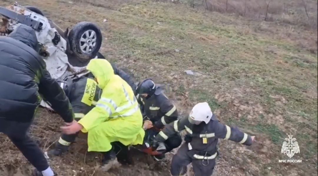 Огнеборцы помогли доставить пострадавшего в ДТП на трассе Таврида в больницу Феодосии