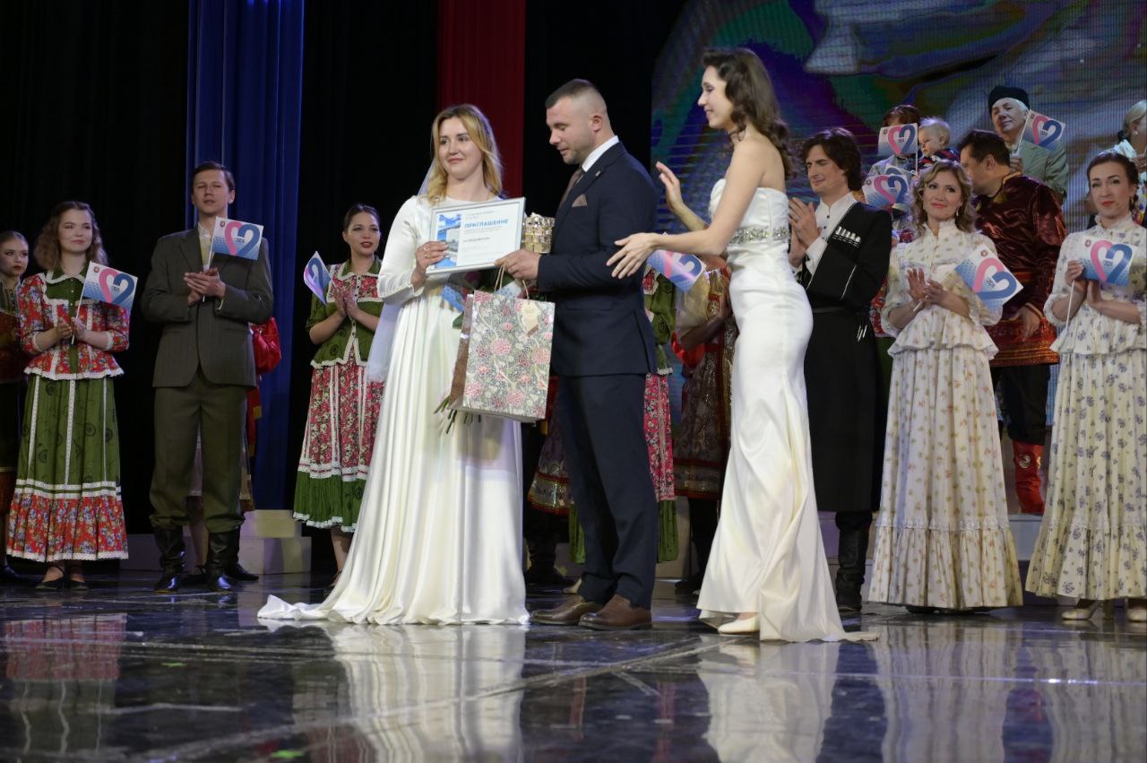В Крыму открыли Год семьи свадьбой на сцене театра