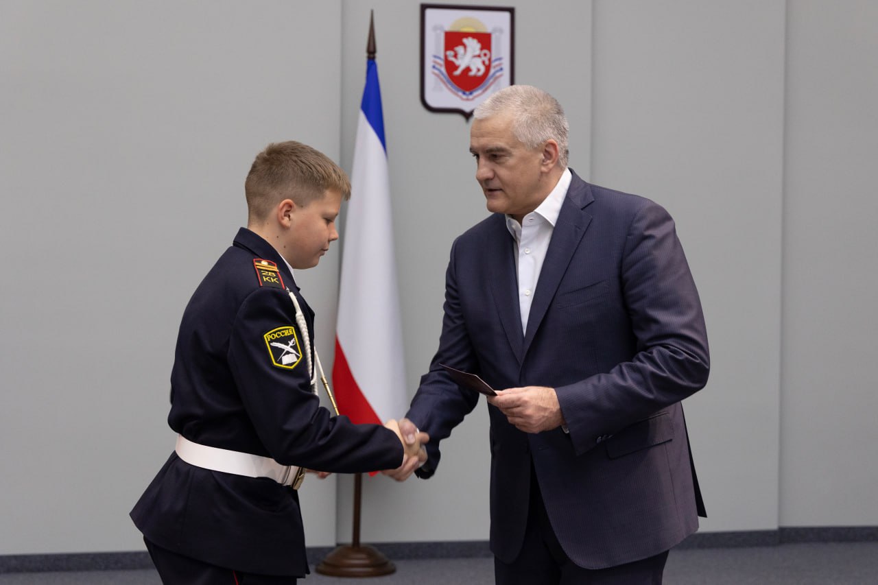 В День Конституции РФ юным крымчанам вручили первые паспорта