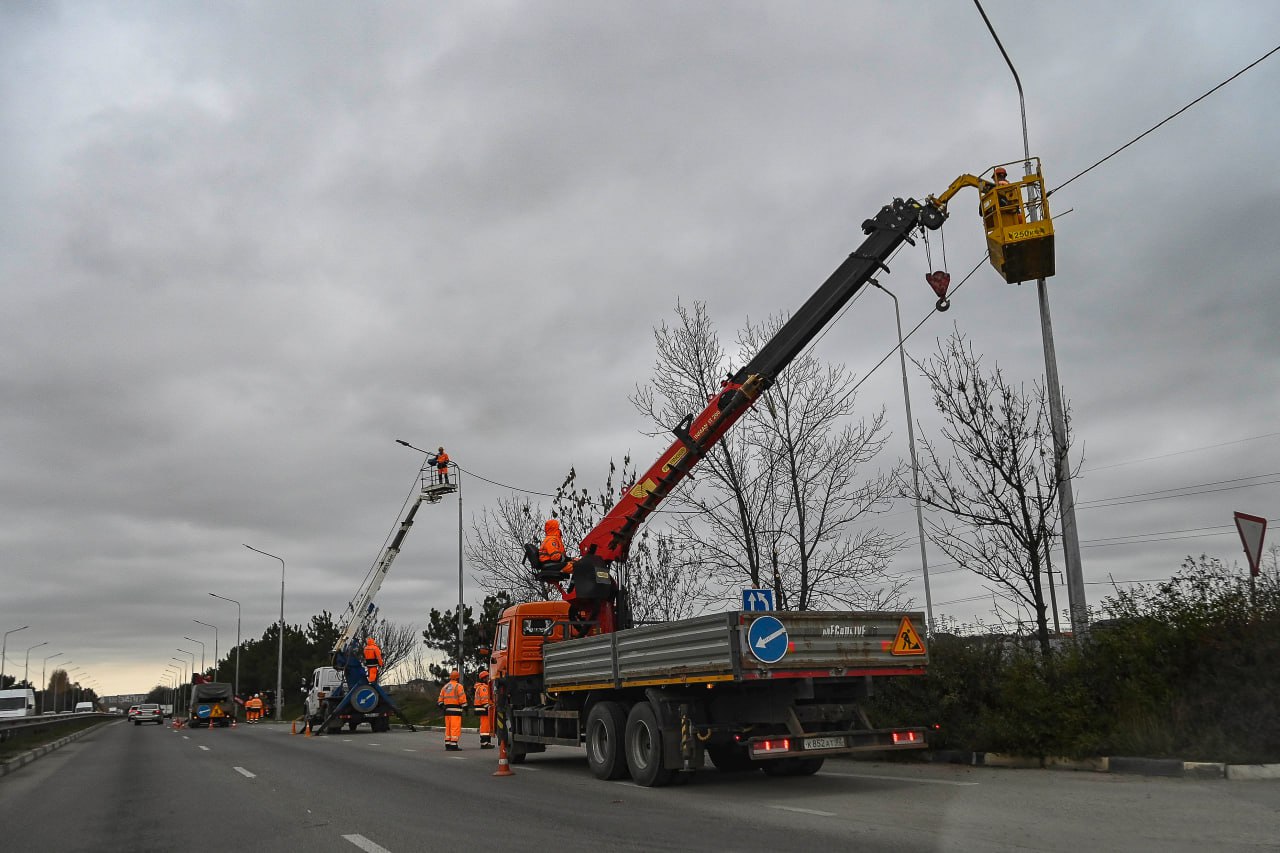На дорогах Крыма устанавливают системы освещения
