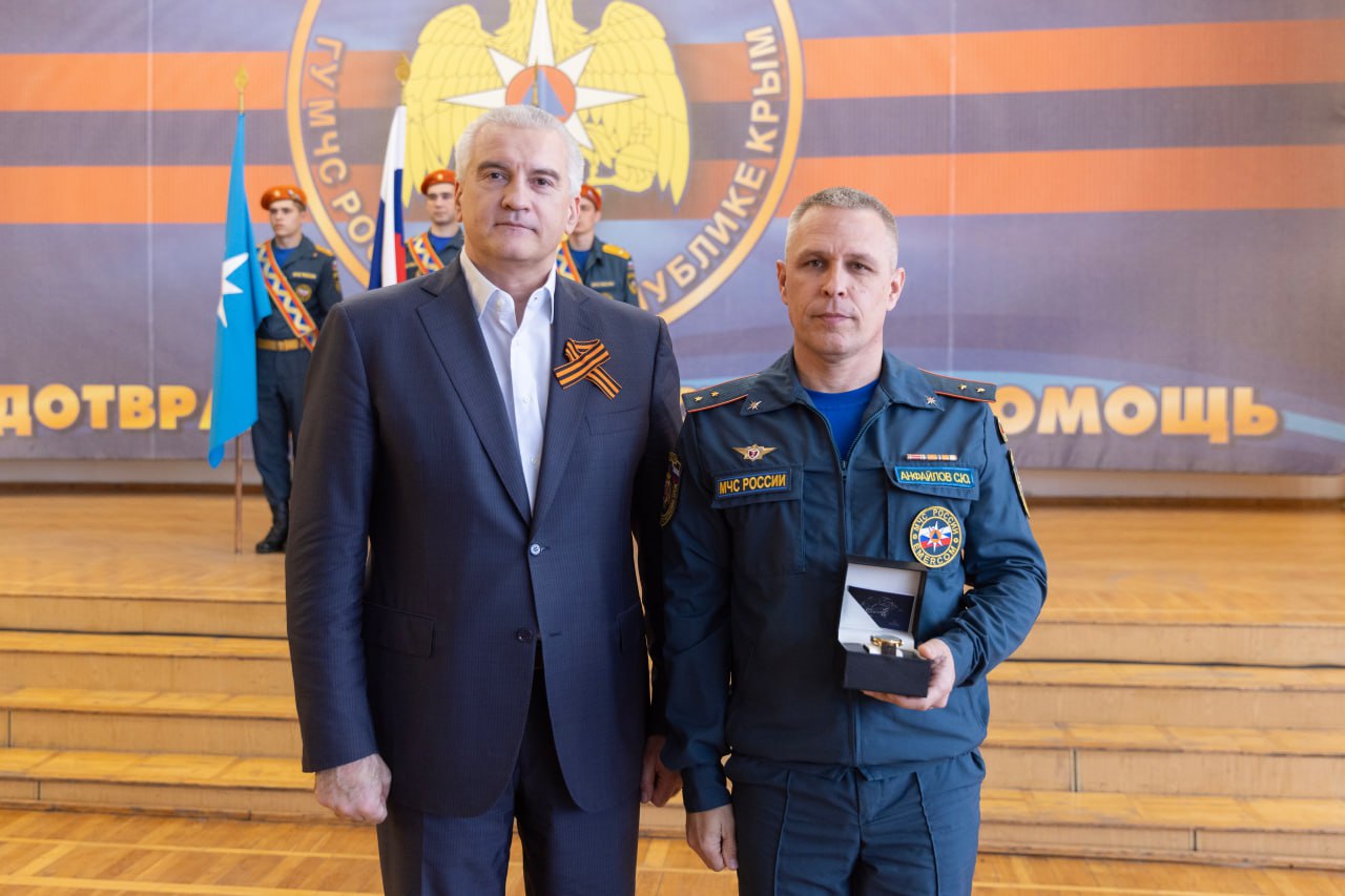 Непреклонно вступают в борьбу с огнем: Аксёнов поздравил пожарных с профессиональным праздником