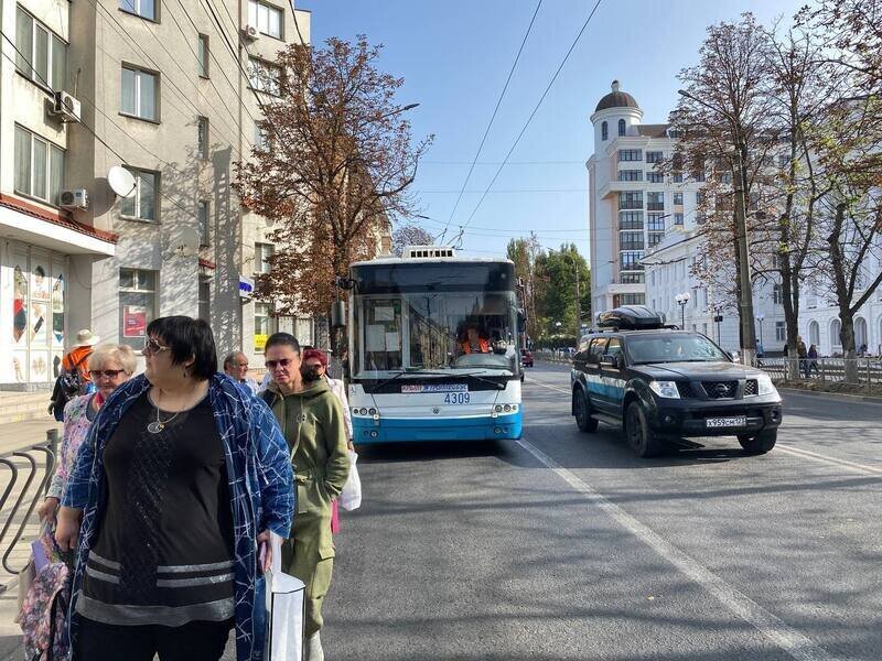 В центре Симферополя встали троллейбусы