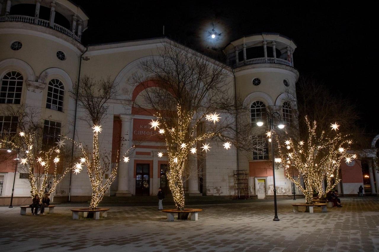 Симферополь готовится к новогодним праздникам: как украсят улицы города 