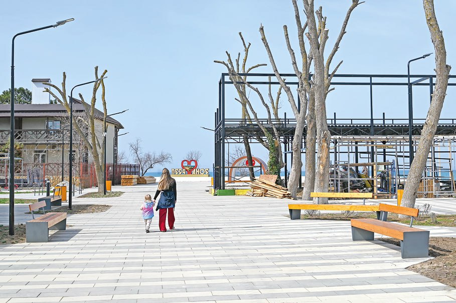 Пляжный уголок: чему радуются и на что жалуются жители Песчаного Бахчисарайского района