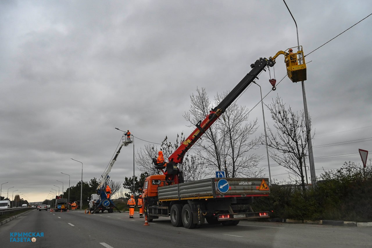 На ключевых трассах Крыма устанавливают современное освещение