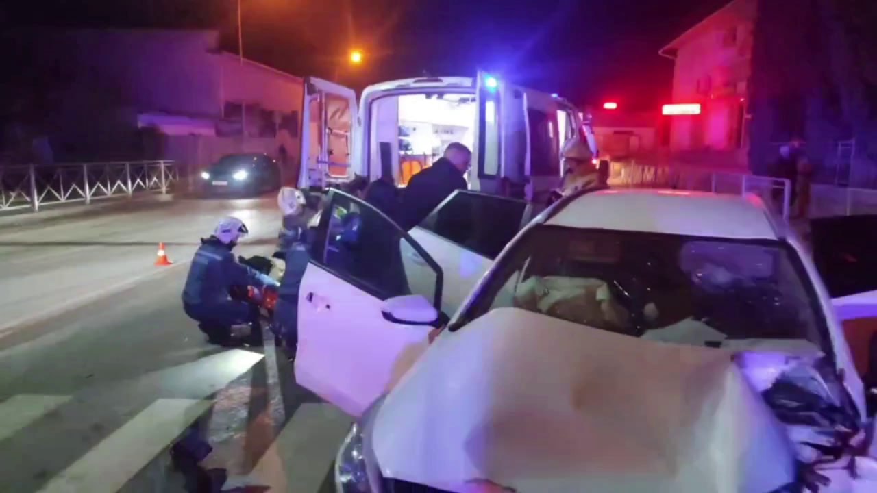 Сотрудники МЧС Крыма спасли трёх человек из заблокированной машины