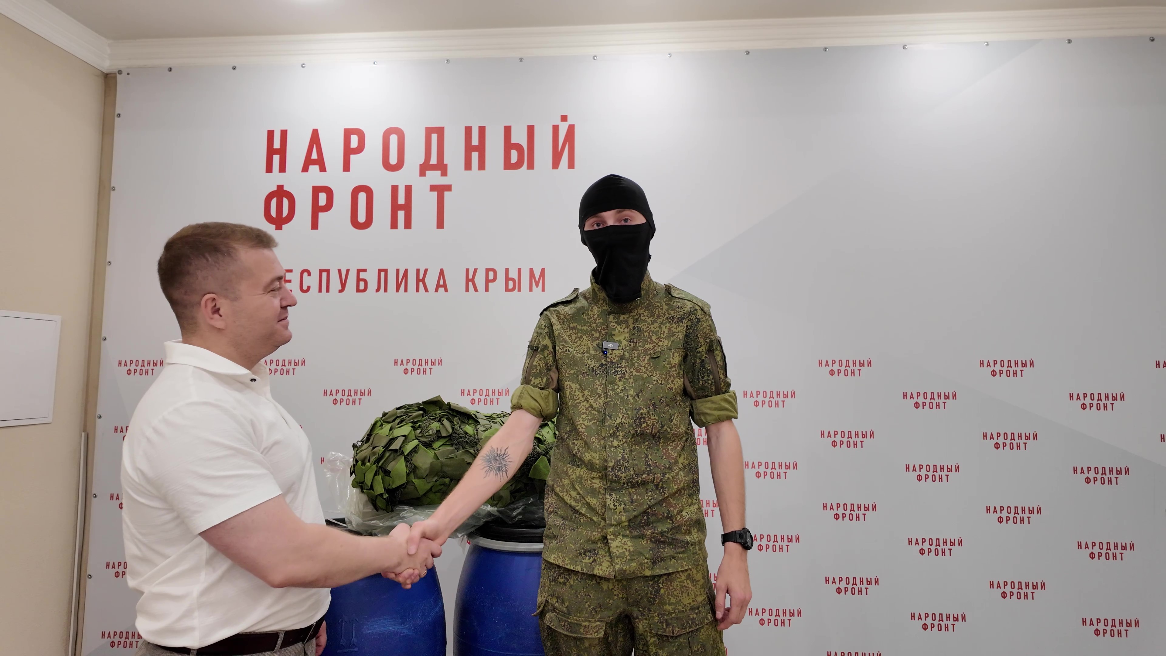 Крымчане передали бойцам СВО емкости для обустройства душей и масксети