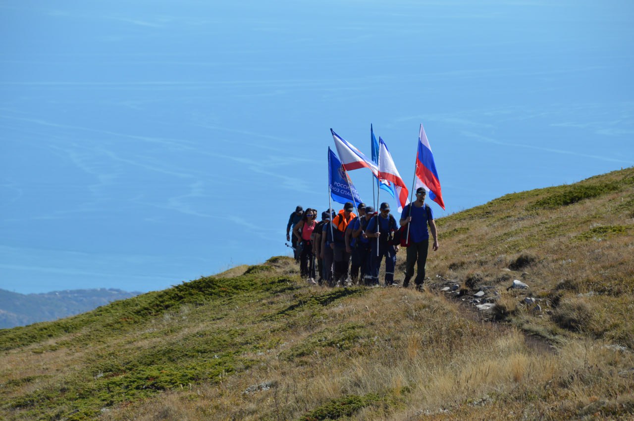Флаг Республики Крым подняли сегодня на самой высокой точке Чатыр-Дага