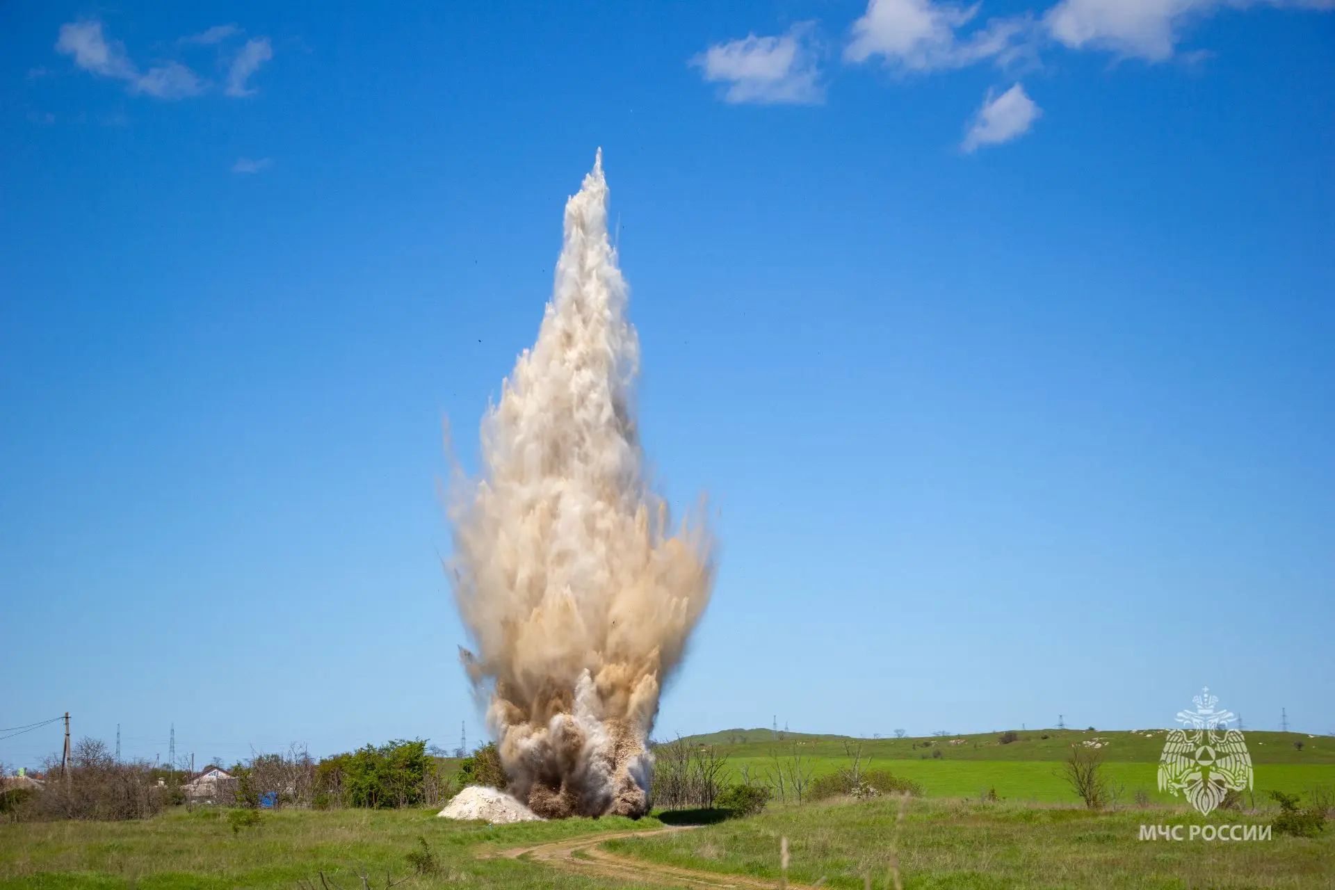 Под Керчью уничтожили 50-килограммовую бомбу времён войны в 100 метрах от домов