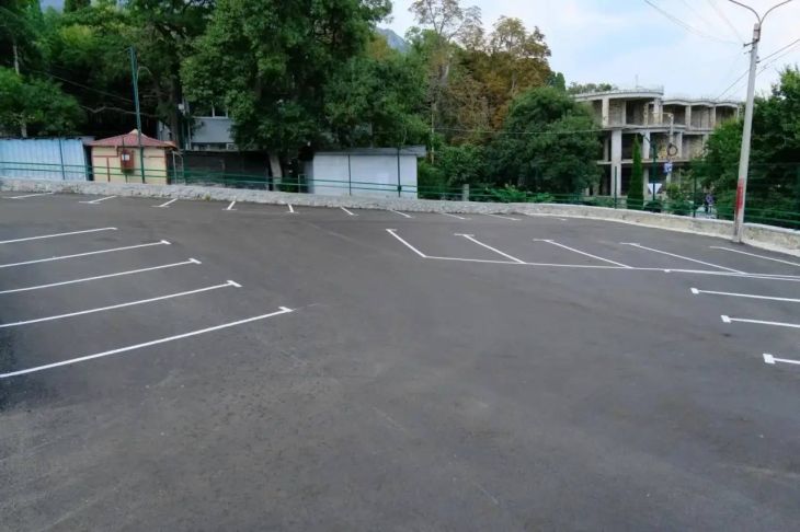 В Алупке появилась новая парковка на 70 машин