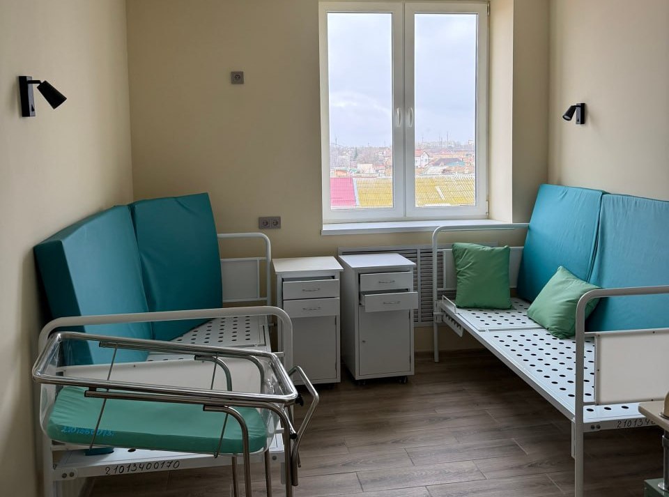 В роддоме Евпатории отремонтировали палаты за 2,7 млн рублей