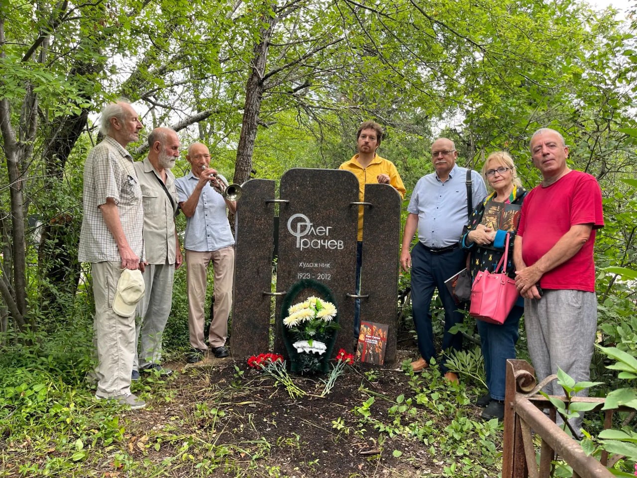 Памятник художнику-ветерану Олегу Грачёву открыли в Симферополе
