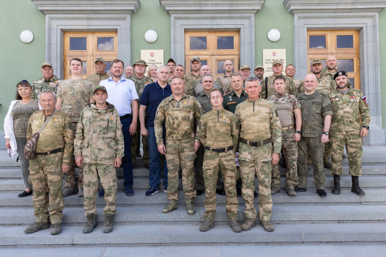 Защитникам полуострова из отряда "БАРС-Крым" вручили медали "Воин-доброволец"