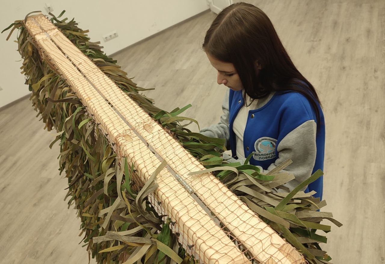 Евпаторийская молодёжь плетёт тактические носилки и разрабатывает маскировочный костюм «Леший» для СВО