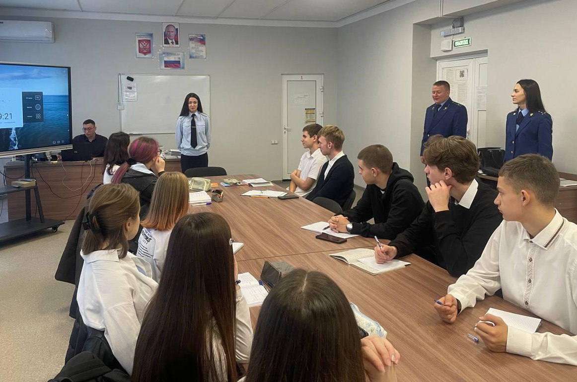 Транспортные полицейские и прокуроры Крыма провели «Урок безопасности» для студентов