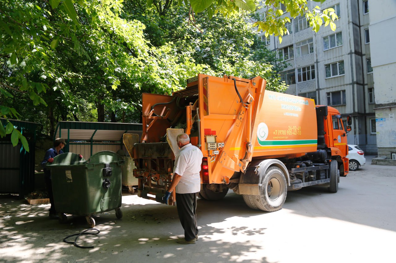 Не кладите камни в мусорный контейнер: за что могут оштрафовать и почему диван - не ТКО
