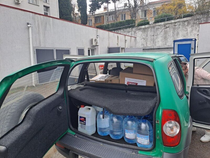 Алуштинцы передали бойцам в зону СВО чай и сладости