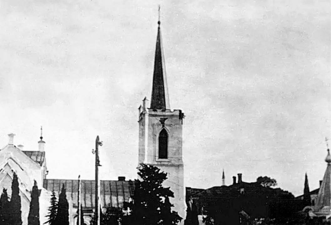 Английский стиль, советский клуб и возвращение верующим: история алуштинского храма Всех Крымских Святых
