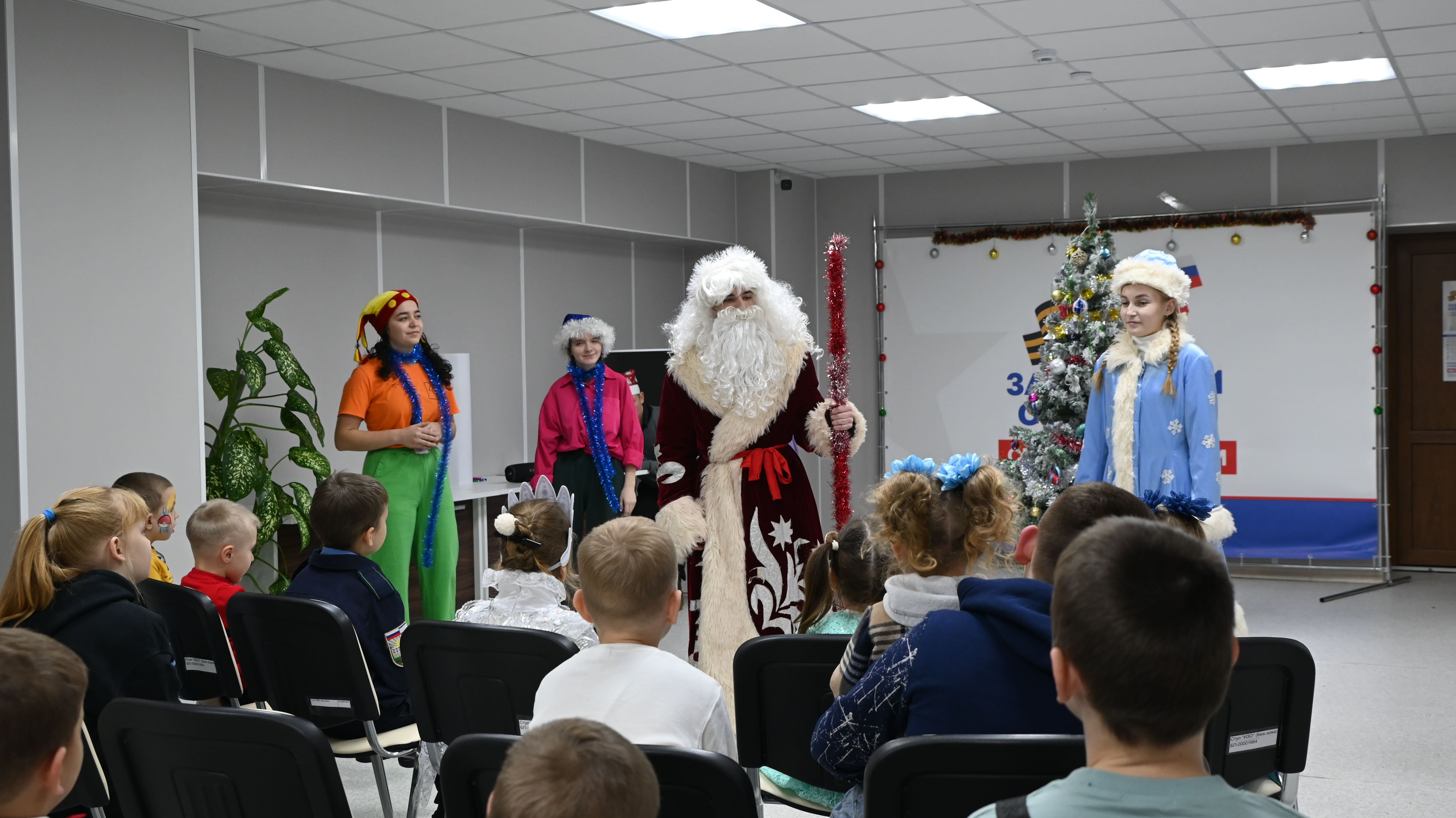 Крымские студенты провели новогоднее представление для детей участников СВО