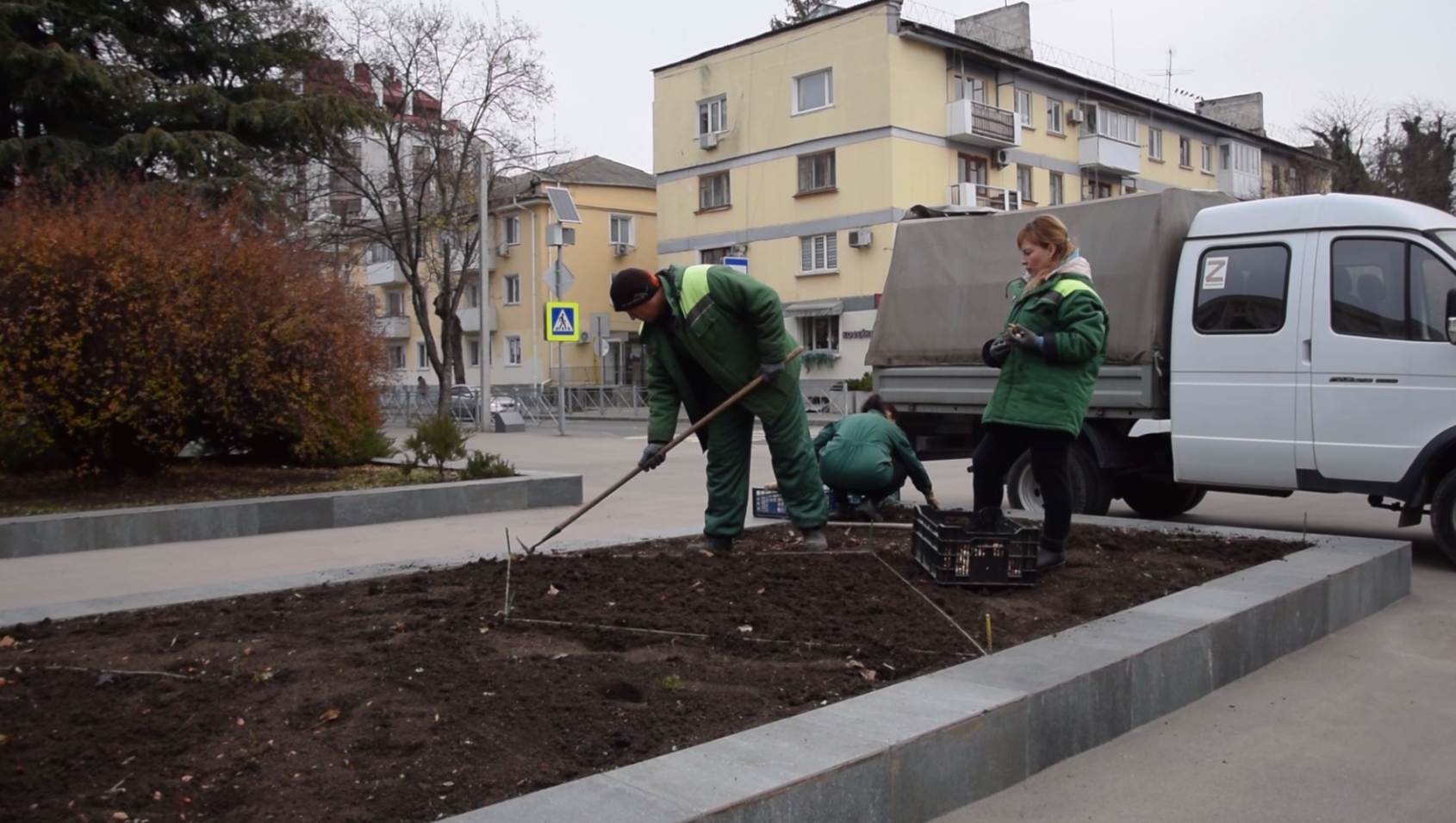 На центральной улице Симферополя высадили более 6 тысяч тюльпанов и нарциссов