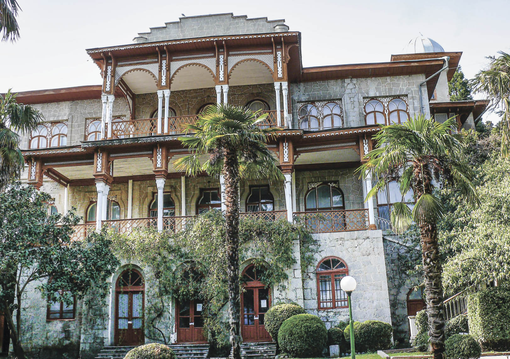 600 сортов роз и сосновая роща: уникальный парк Михаила Раевского в имении Карасан на Южном берегу Крыма