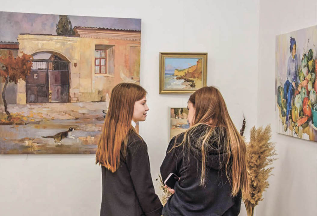 В Доме молодёжи в Евпатории открылась выставка крымских художниц