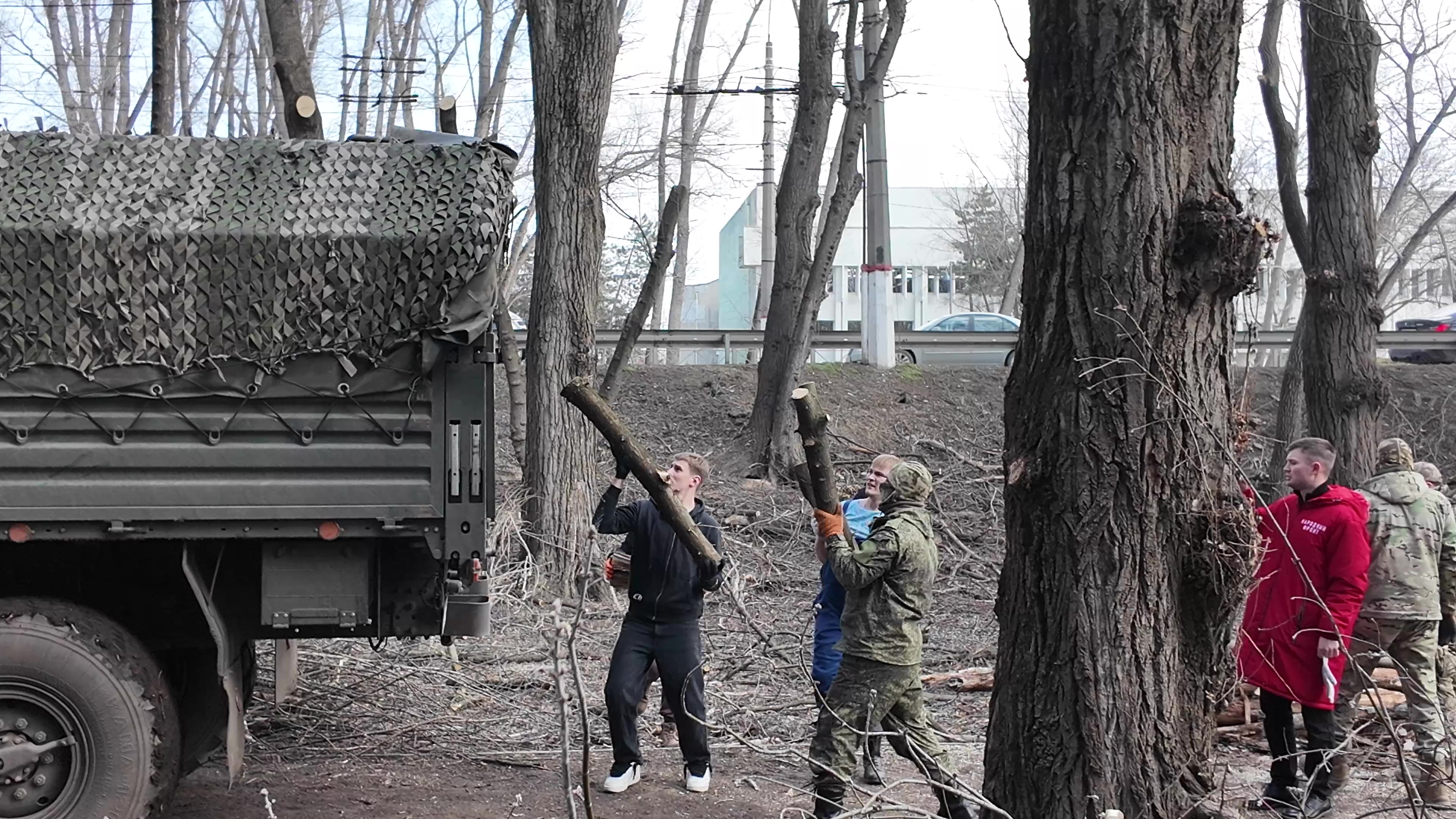 Бойцам на Херсонское направление погрузили партию дров и подарков из Крыма