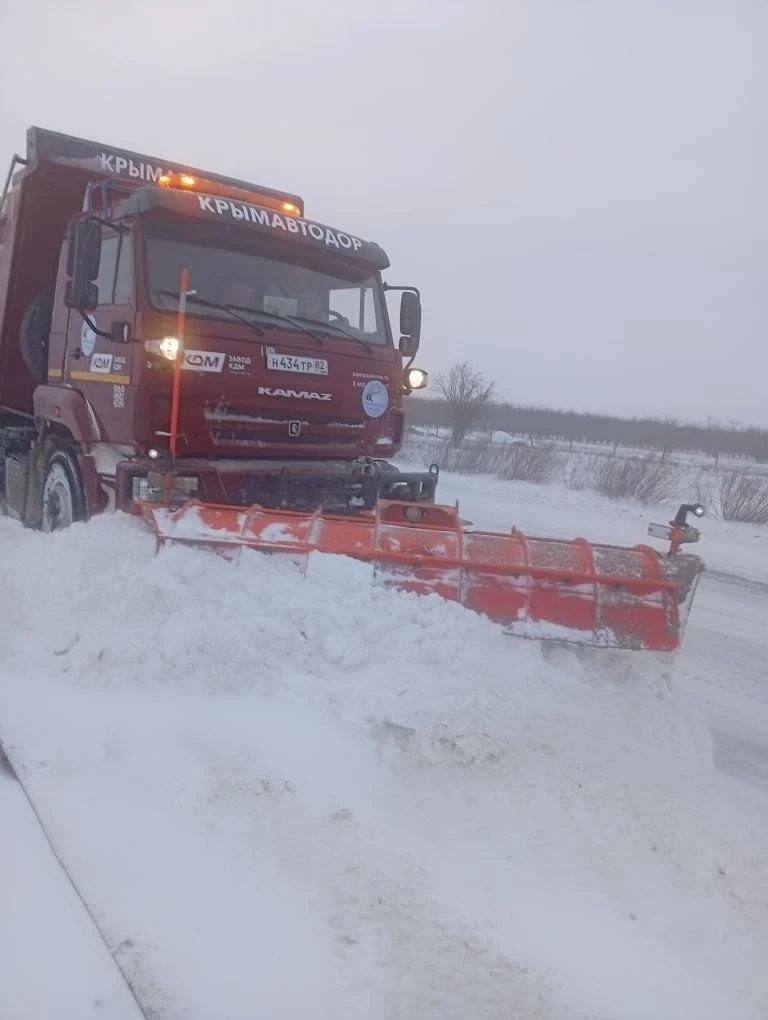 Из-за сильного ветра на дорогах Крыма ухудшилась видимость и образуются снежные заносы: где наиболее опасные участки