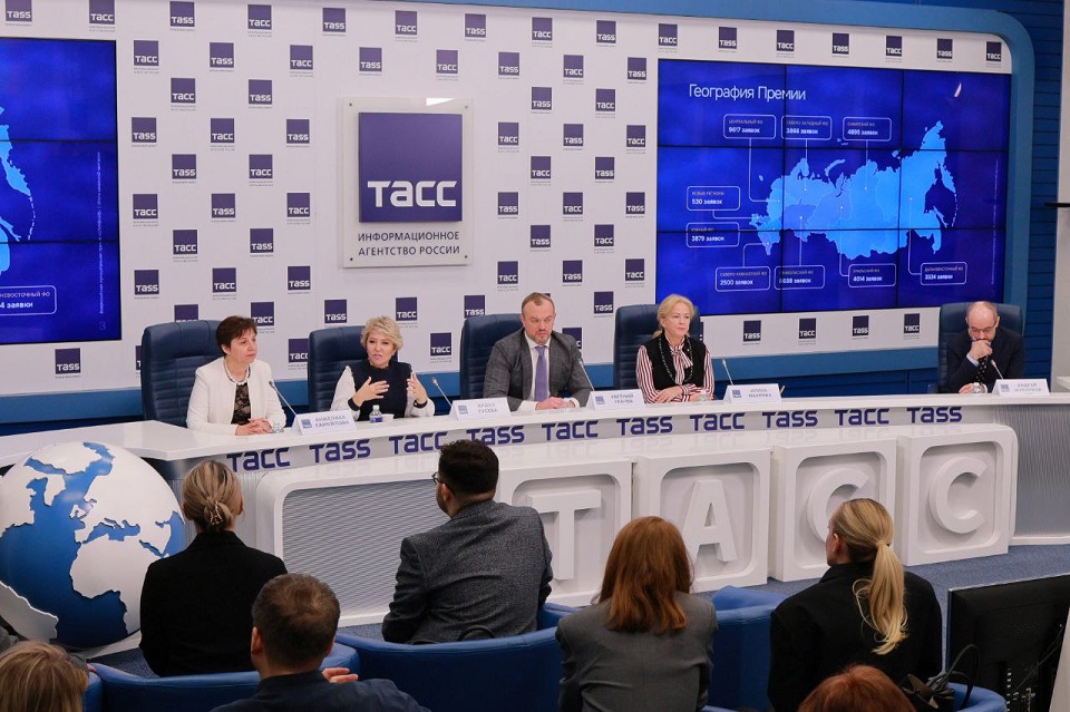 Свыше 450 заявок подали крымчане на соискание муниципальной премии «Служение»