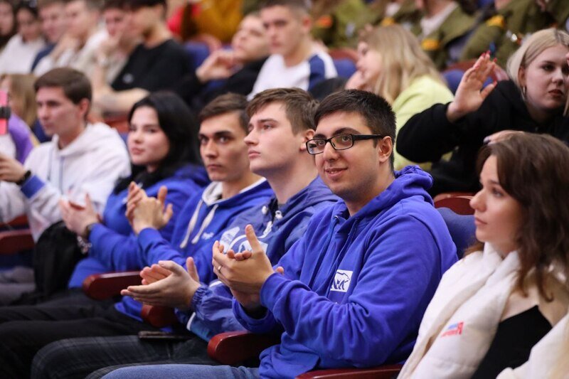 Студентов Крыма поздравил представитель президента в ЮФО