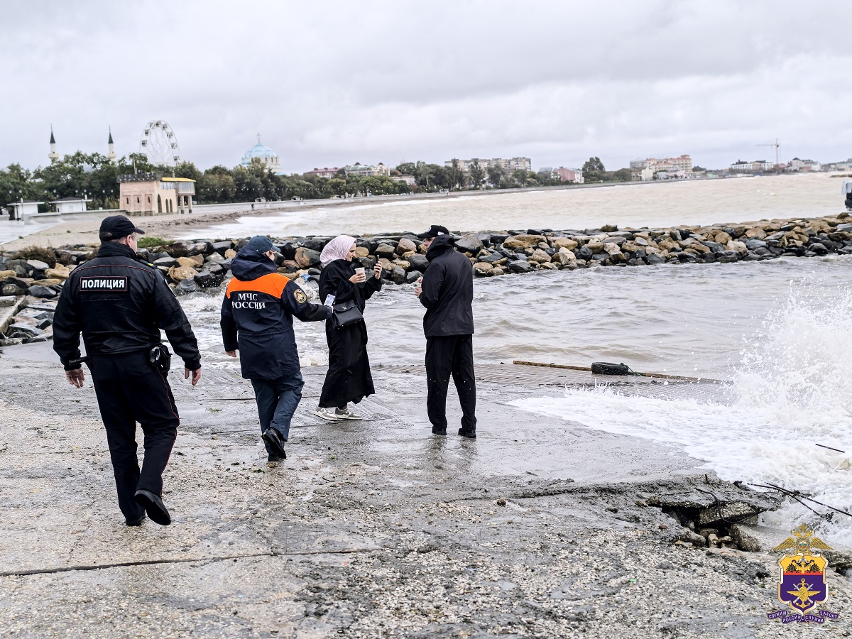 В Евпатории полицейские и инспекторы ГИМС напомнили об опасности на воде в шторм
