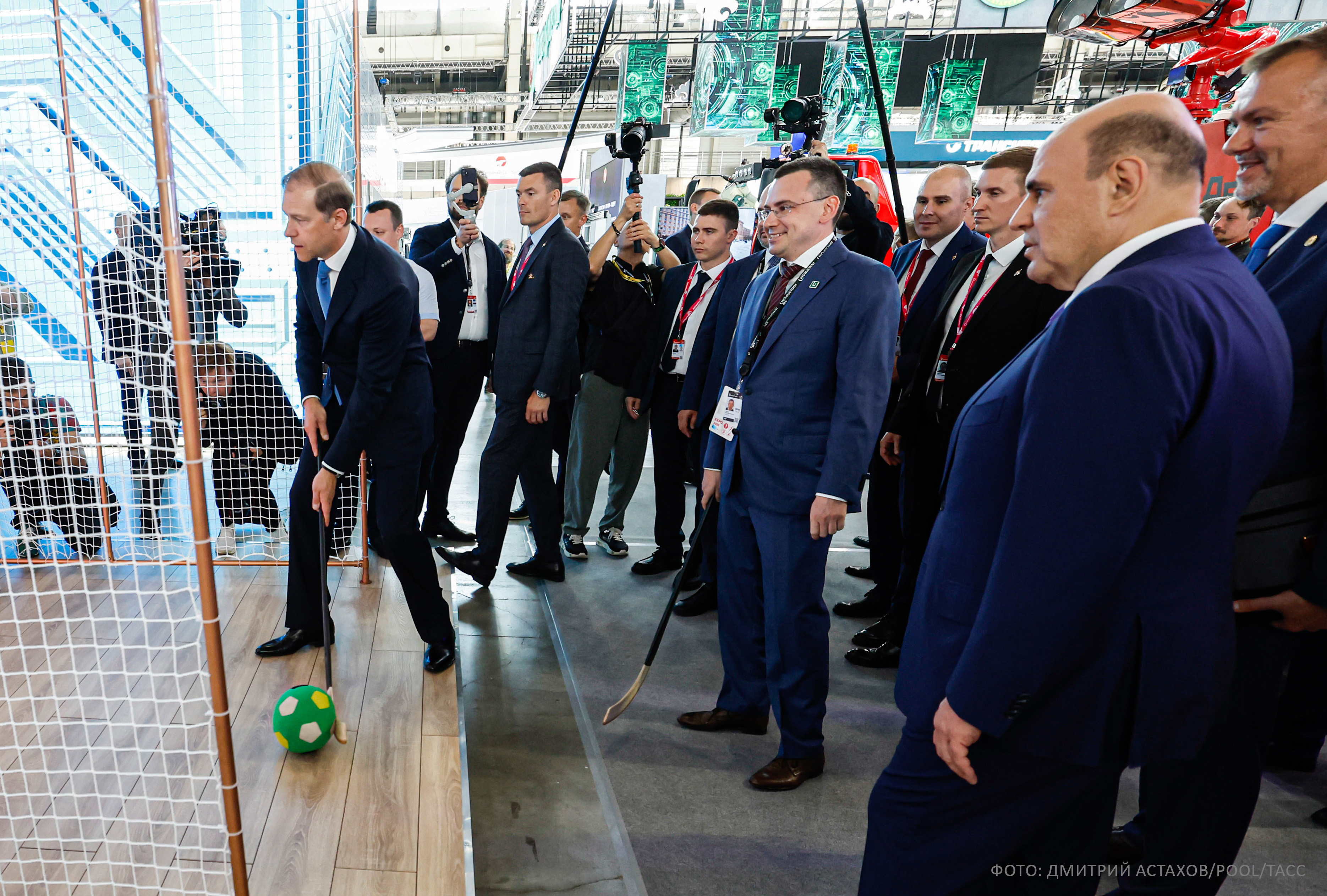 Представители Правительства РФ ознакомились с разработками ГК «Полипласт» на промышленной выставке