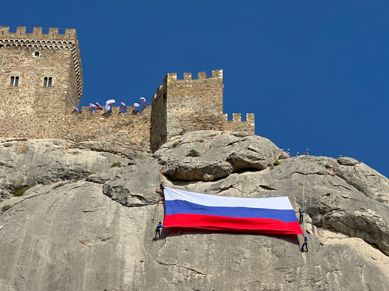В Судаке на горе Крепостная развернули флаг России