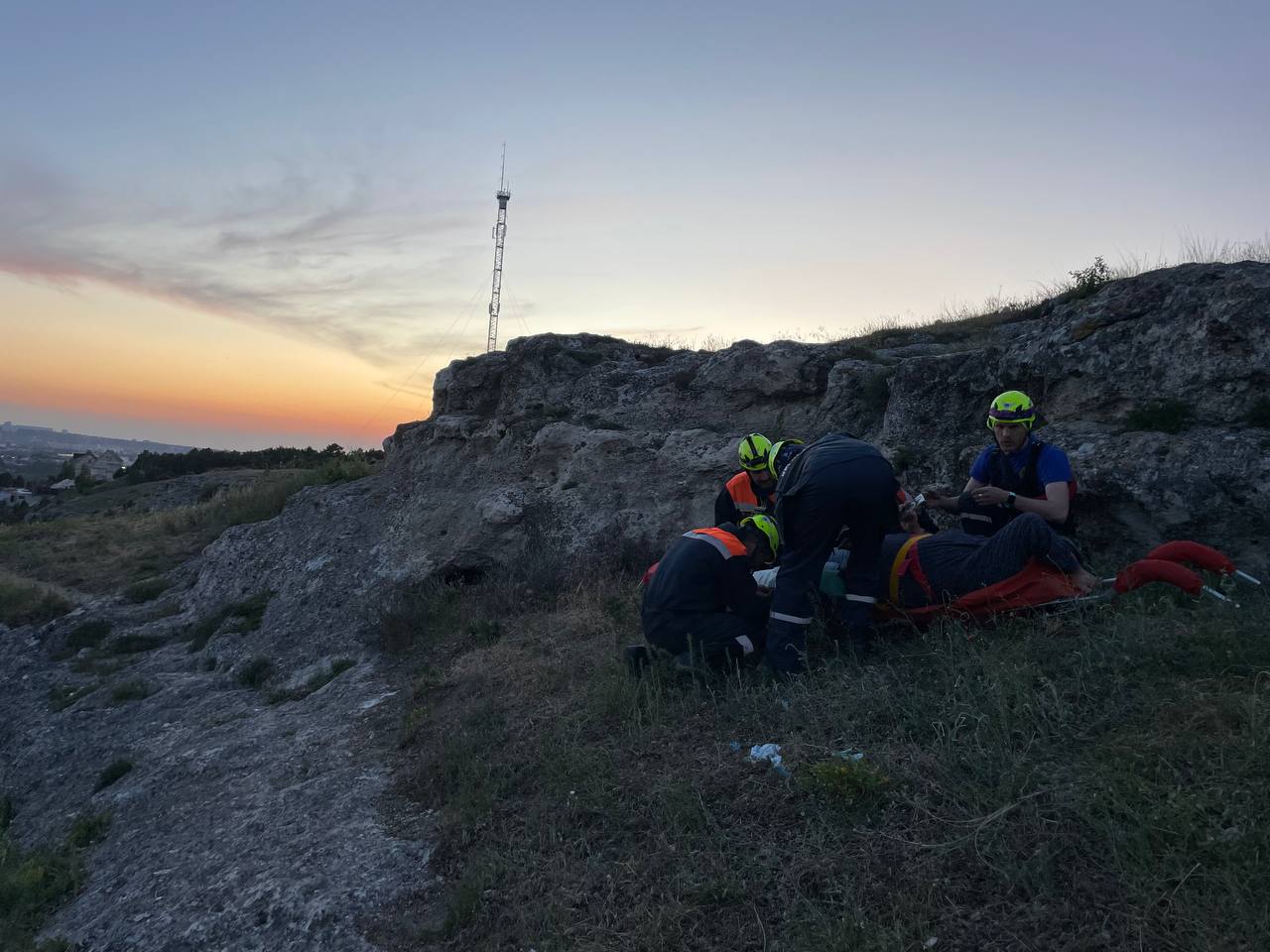 В Симферополе со скалы упал мужчина