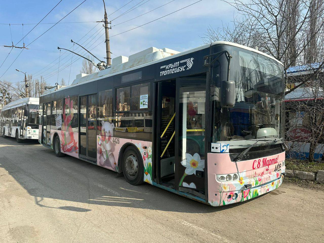 На улицах Симферополя курсирует праздничный троллейбус