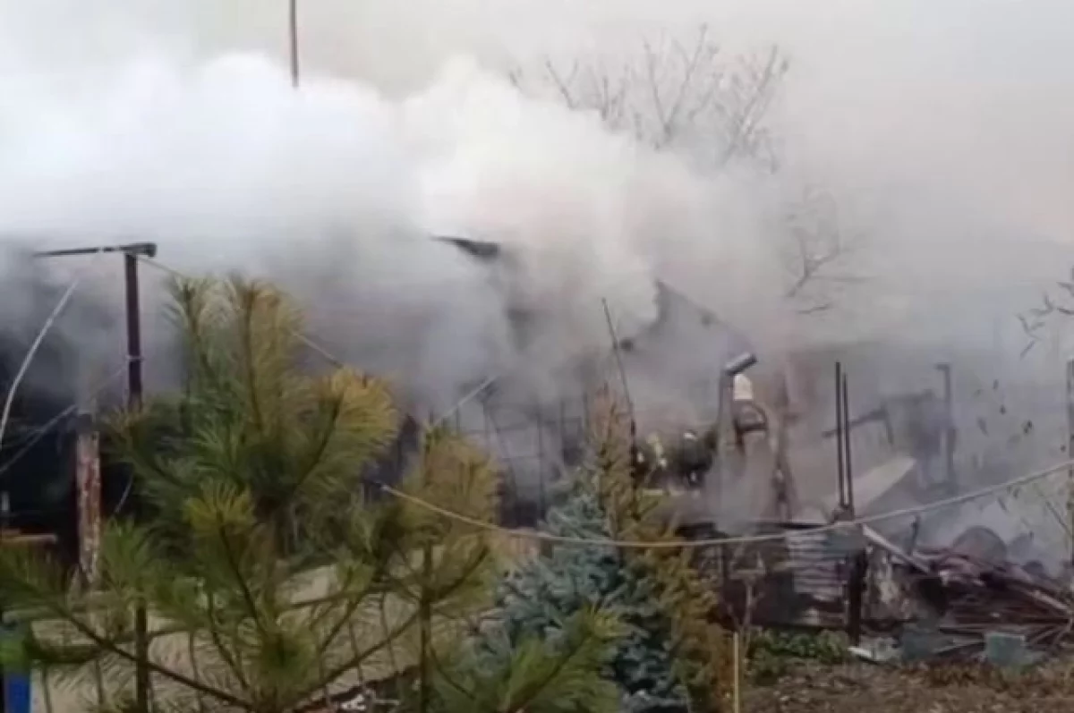 В Симферопольском районе огнеборцы ликвидировали возгорание дома и шести машин